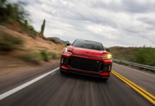 Toyota RAV4 PHEV GR Sport del 2026, con un práctico diseño y espacioso interior